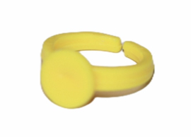 Plastic kinderring geel 14 mm met 9 mm vlak om te lijmen per stuk