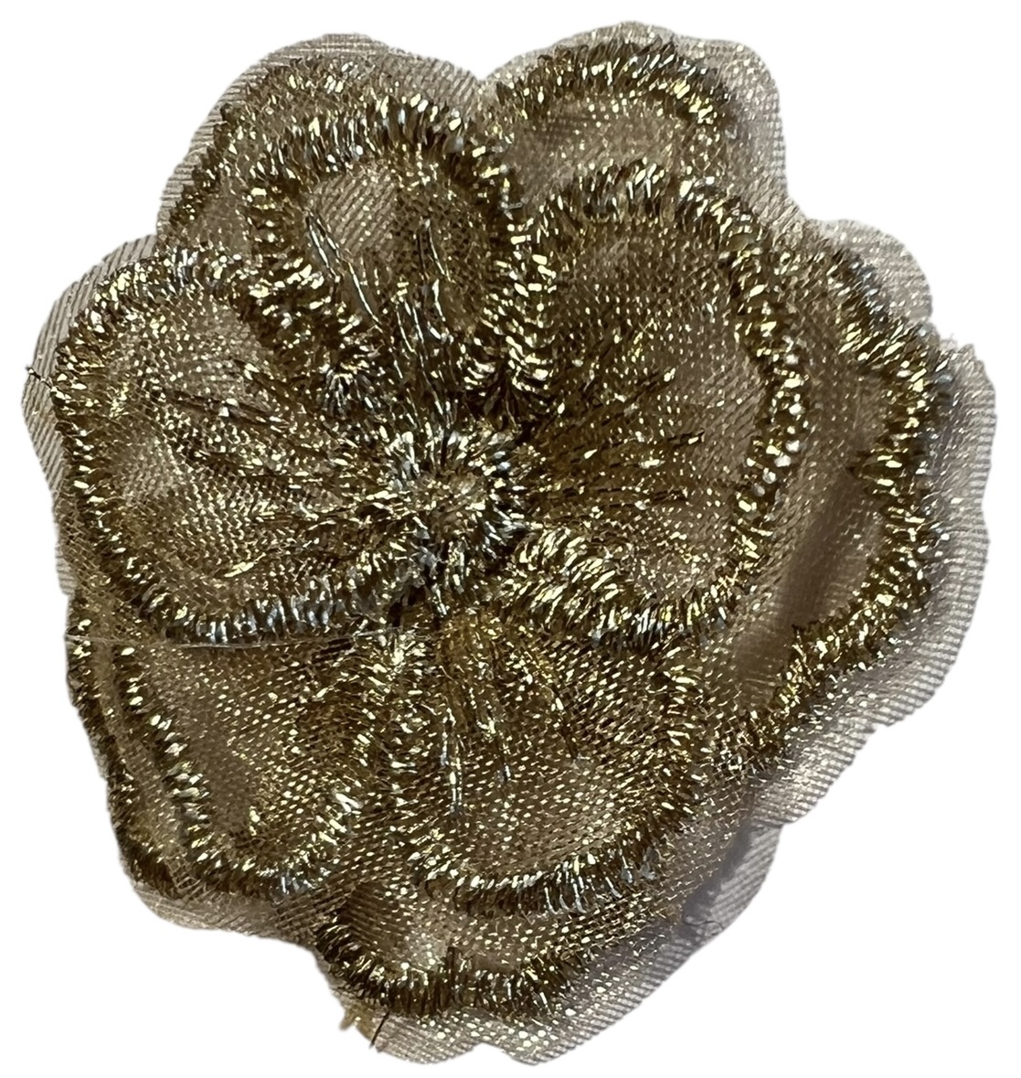 Geborduurde gouden bloem, 2 lagen +/- 40x45 mm