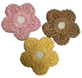 Bloem gehaakt geel/wit  +/- 26 mm