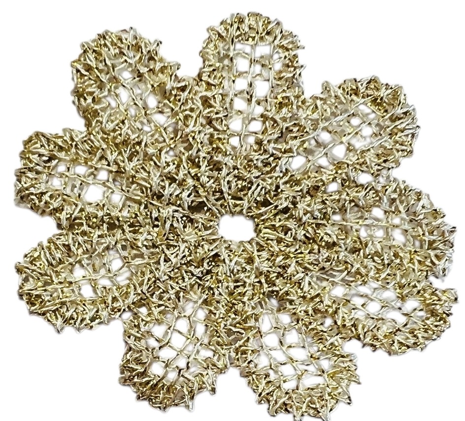 Bloem geborduurd beige/goud 40x36mm, per stuk