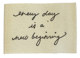 Labeltje bedrukt every day is a new beginning zwart 31x46 mm