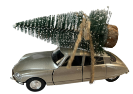 Auto met kerstboom; Citroën DS23 1973