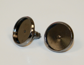 Oorbellen gunblack 14 x 14mm met knopje: cabochon setting 12mm per paar.