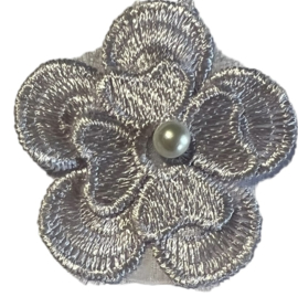 Bloem geborduurd lila/mauve met kraaltje 45mm