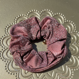 Scrunchie roze met schelpjes