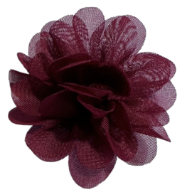 Bordeauxrode bloem op alligator haarclip