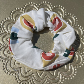 Scrunchie crème wit met regenboogjes