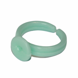 Plastic kinderring mint 14 mm met 9 mm vlak om te lijmen, per stuk