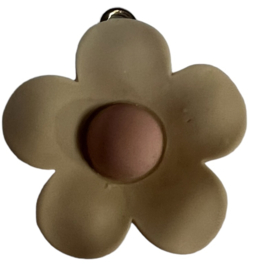 Bloem hangertje beige/oudroze 21mm, per stuk