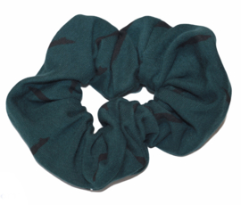 Scrunchie donkergroen met zwarte streepjes