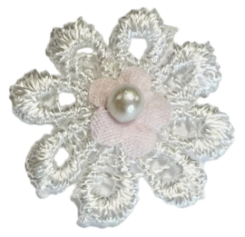 Bloemetje geborduurd  wit met lichtroze bloemetje en pareltje +/-25 mm