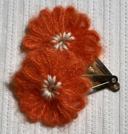 Klik klak haarclipjes  5 cm light gold met oranje wollen bloemen