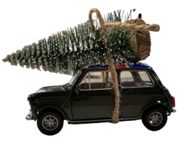Auto met kerstboom; Mini Cooper donkergroen