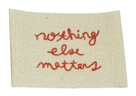 Labeltje bedrukt nothing else matters oranje 30x45 mm