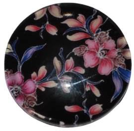 Glas cabochon 12mm zwart met paars-roze bloemetjes: per 2 stuks