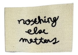 Labeltje bedrukt nothing else matters zwart 30x45 mm