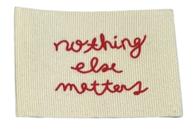 Labeltje bedrukt nothing else matters rood 30x45 mm
