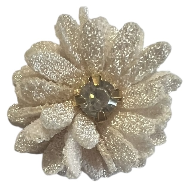 Stoffen bloemetje  25mm lichtbeige met blingetje