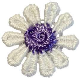 Bloemetje geborduurd wit- lavendel +/- 24 mm