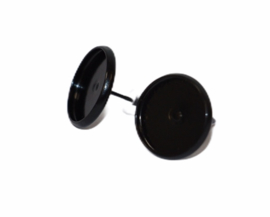 Zwarte oorbellen 14 x 14mm met cabochon setting 12mm per paar.