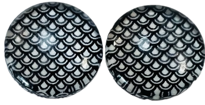 12 mm glascabochon schubben zwart/wit, per 2 stuks