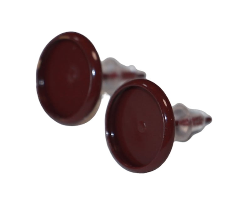 Knopjes oorbellen roodbruin met cabochon setting 10mm, per paar