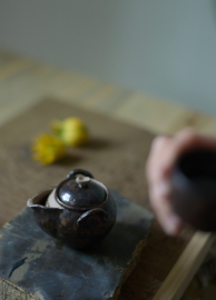 せいかつ Nippon Toki Handmade Tea Pot Tedzukuri Tipotto Black (kuro 9.8*8cm 150ml)