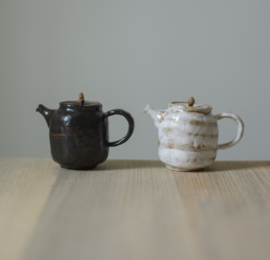 せいかつ Nippon Toki Handmade Tea Pot Tedzukuri Tipotto Black (kuro 7.6*10.5cm 120ml)