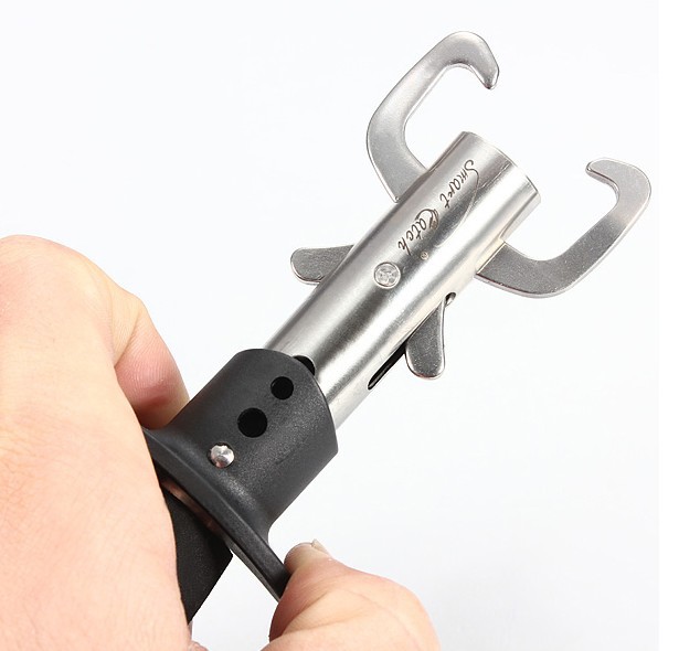 Lip grip tool Lip grip tool