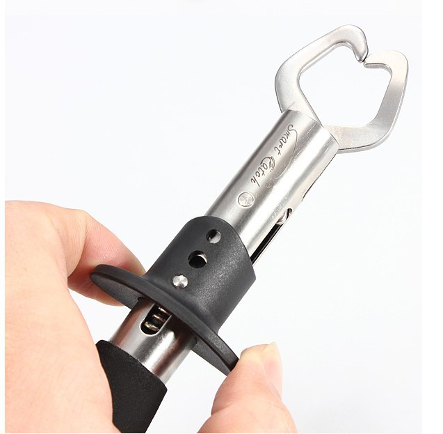 Lip grip tool Lip grip tool