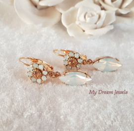 Oorhangers met Vintage Swarovski Flower  White Opal & Light Peach