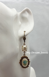 Oorhangers met Vintage Pearl & Blue Rose