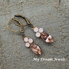 Petit oorhangers met Swarovski Opal Blush