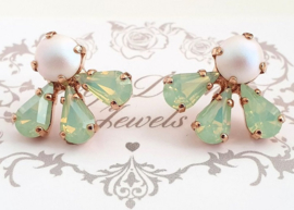 Oorstekers Femme met Swarovski Parel en Chrysolite Opal