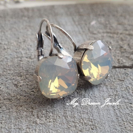 Oorbellen Square met Swarovski Light Grey Opal
