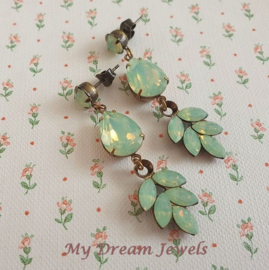 Oorstekers Leaf  met Swarovski Chrysolite Opal