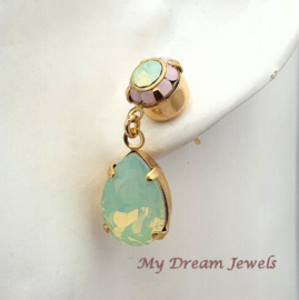 Vintage Style Oorstekers met Swarovski Pastel Opal