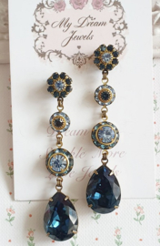 Lange Oorstekers met Vintage Swarovski  Flower Blue Montana Sapphire