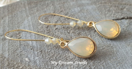 Oorhangers lang Zilver of Goudkleurig met Swarovski Druppel Sand Opal