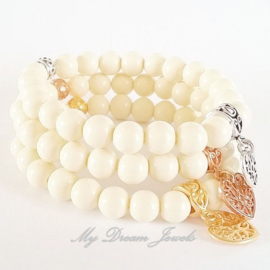 Kralen armband Opaque Silk Beige met een hartje in barok stijl