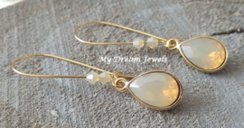 Oorhangers lang Zilver of Goudkleurig met Swarovski Druppel Sand Opal