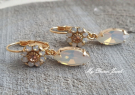 Oorhangers met Vintage Swarovski Flower White Opal & Light Peach