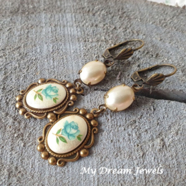 Oorhangers met Vintage Pearl & Blue Rose