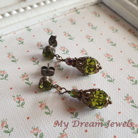 Romantische Vintage Stijl Oorstekers met Swarovski Olivine