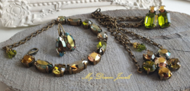 Oorstekers Lucy " Fall Iridescent Olivine" met Swarovski Crystal