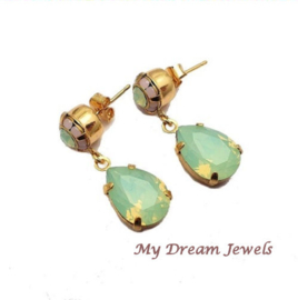 Vintage Style Oorstekers met Swarovski Pastel Opal