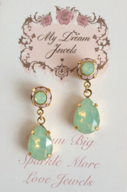 Vintage Style Oorstekers met Swarovski Pastel Opal