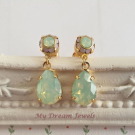 Vintage Style Oorstekers met Swarovski Pastel Opal