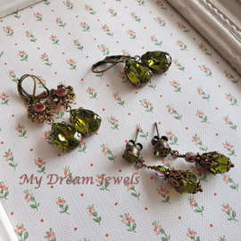 Romantische Vintage Stijl Oorstekers met Swarovski Olivine