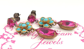 Oorstekers met Swarovski  crystal Hot Pink en Vintage Flower Turquoise